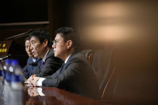 NetFlix原创记载片，本记载片从布鲁斯与瑞吉的故事拍摄，他们是牢狱的受刑人，在狱中为他们不曾认可犯下的谋杀罪名，渡过了数年。不雅众将从他们的视角，窥视美国的牢狱系统，导演对此并提出质疑。